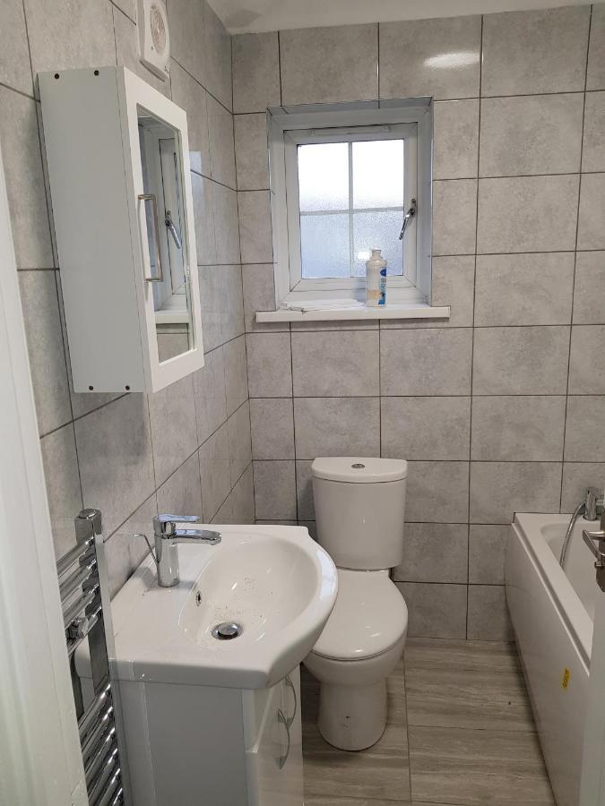 Barnfield Place Edgware Bagian luar foto
